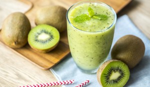 Healthy kiwi smoothie summer recipe