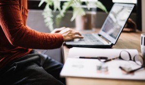 cortar-homem-trabalhando-com-laptop_23-2147689387