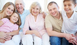 familia-alegre-na-sala-de-estar_1098-690