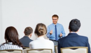 homem-que-da-uma-palestra-para-uma-audiencia_1262-737