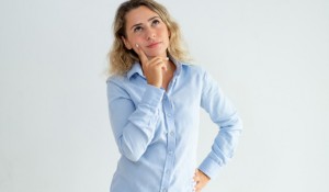 menina-de-escritorio-pensativa-pensando-sobre-sua-ideia_1262-18548