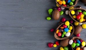 bombons-brilhantes-em-ovos-de-chocolate_23-2147761184