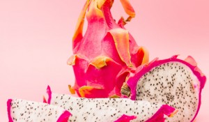 close-up-de-dragao-frutas-ligado-cor-de-rosa-fundo_23-2147879666
