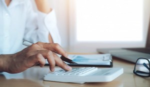 conceito-economico-de-economia-de-financas-contabilista-feminino-ou-calculadora-de-uso-de-banqueiro_1421-88