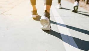 cortar-pessoas-correndo-na-rua_23-2147757973