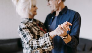 danca-casal-de-idosos-em-lar-de-idosos_23-2147817069