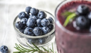 smoothie-de-mirtilo-close-up-tiro_53876-42490