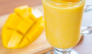 fresh-mango-smoothie_1339-1485