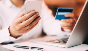 mulher-gerente-de-smartphones-de-compras-de-credito_1262-2761