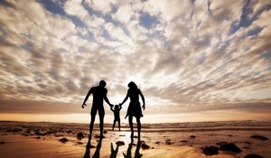 silhouette-family-playing-beach_1160-596